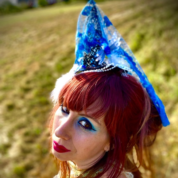 Blue fairy witch hat feather fascinator with veil - Picture 8 of 10